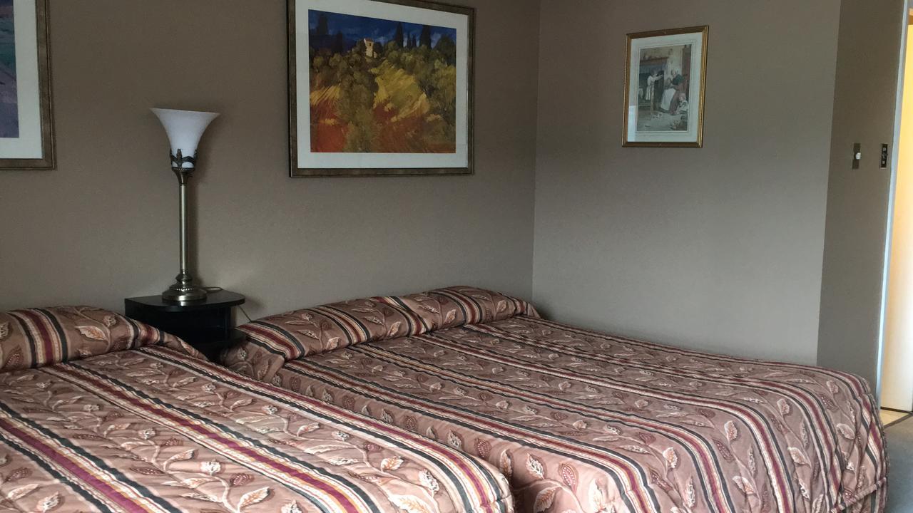 Merritt Desert Inn Bagian luar foto